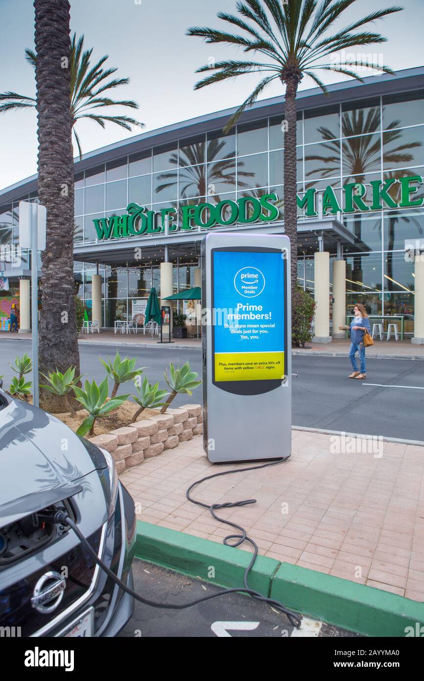 Poste de charge de véhicules électriques Volta sur Le marché Des aliments Entiers à Tustin, Californie; États-Unis Banque D'Images