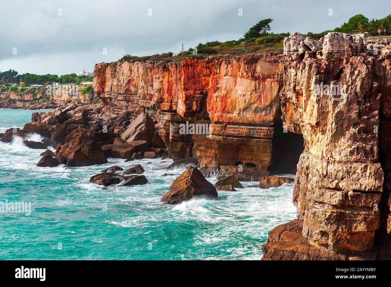 Rochers et océan. Vue imprenable sur Boca do Inferno, Hell's Mouth – Cascais, Portugal Banque D'Images