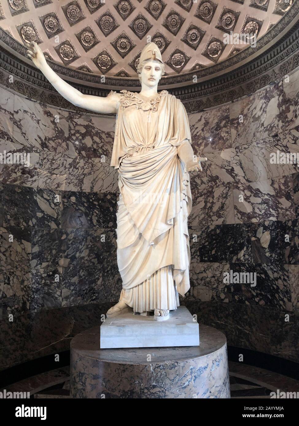 Statue grecque d'amazonie blessée dans le célèbre musée du Louvre Banque D'Images