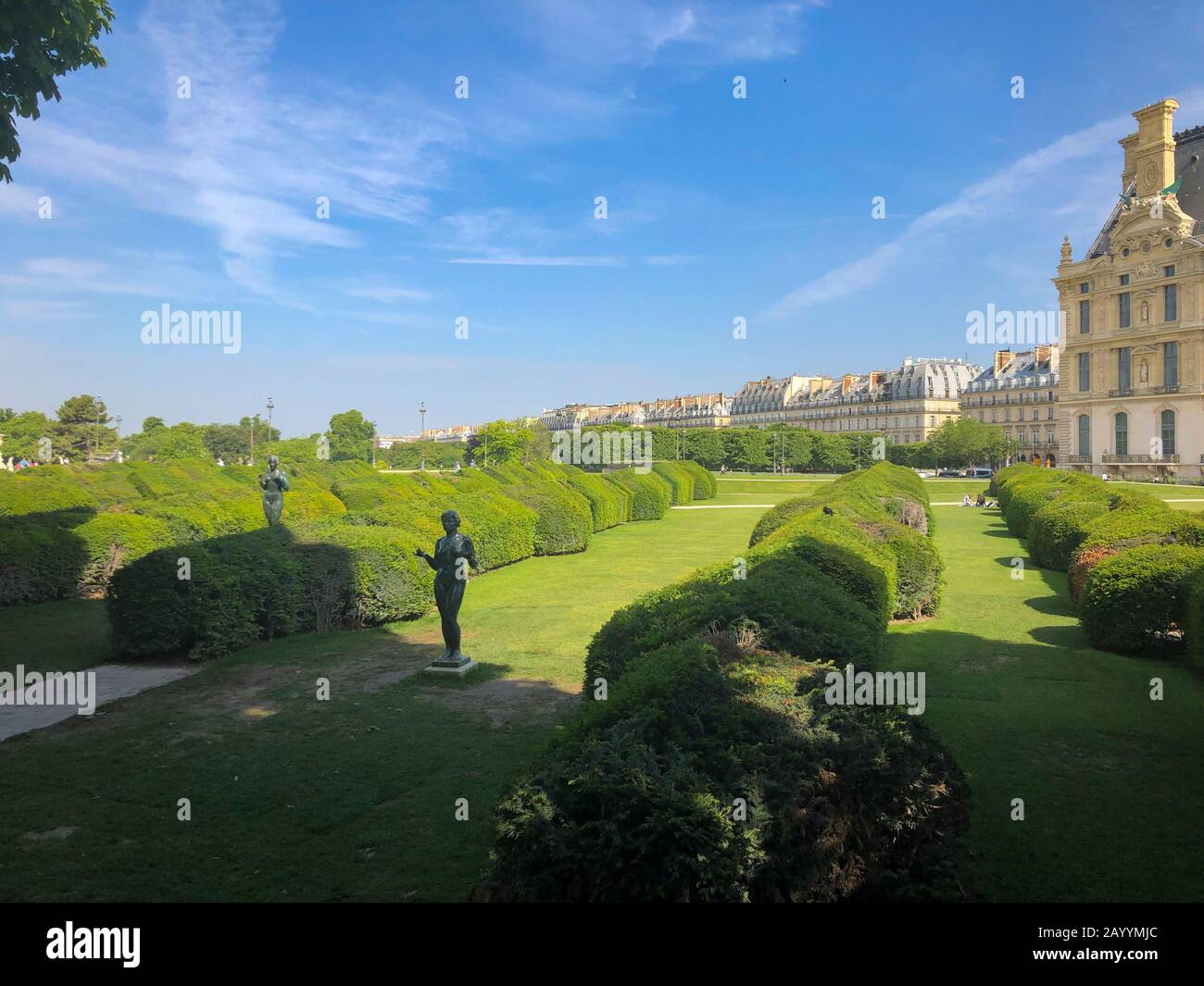 Paris, France - 05.24.2019: Jardins avec statues à côté du célèbre Musée du Louvre avec Pyramide du Louvre. Banque D'Images
