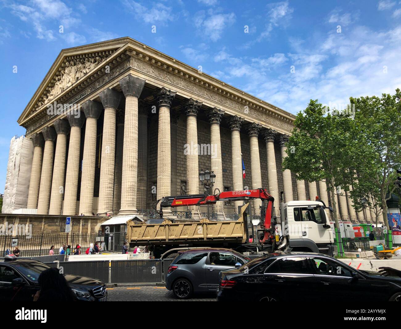 L'église de la Madeleine est en rénovation à Paris, France, un jour d'été. Banque D'Images