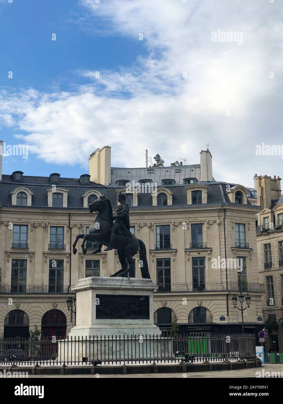 Paris, France - 05.25.2019 : Place Des Victoires. Au centre de la place se trouve le monument équestre de Louis XIV Banque D'Images