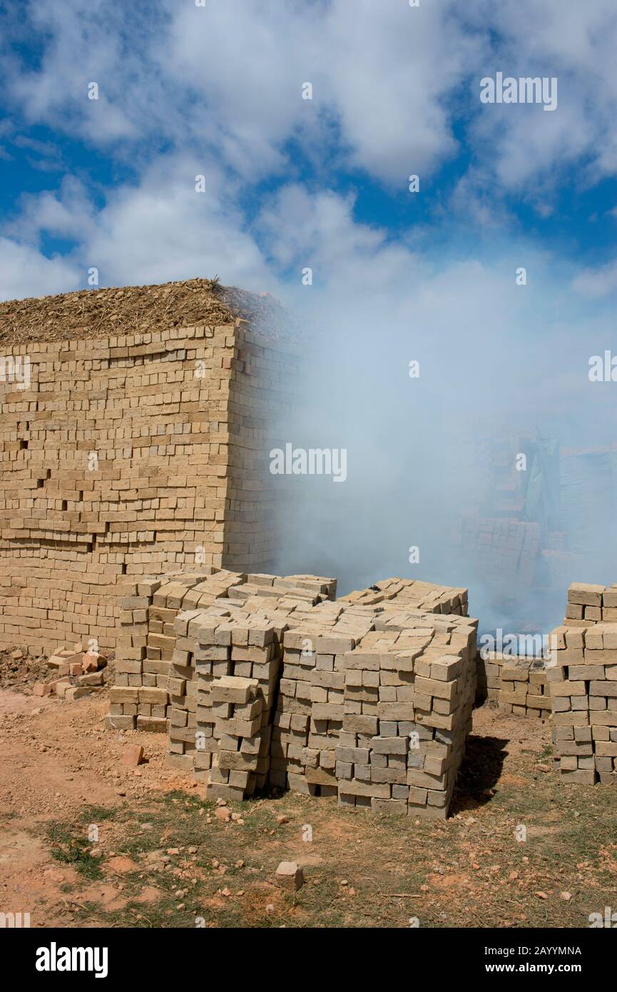Les briques en argile sont brûlées avec du charbon de bois dans le four près d'Antananarivo, la capitale de Madagascar. Banque D'Images