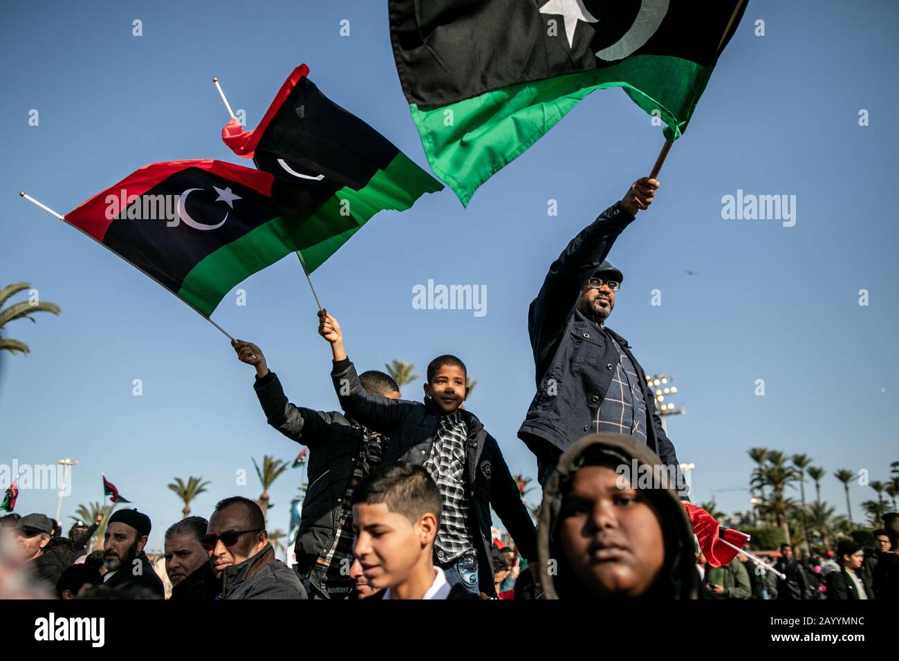 Tripoli, Libye. 17 février 2020. Les Libyens chantent des slogans lors des célébrations du 9ème anniversaire de la révolution libyenne à Tripoli, en Libye, le 17 février 2020. Crédit: Amru Salahuddien/Xinhua/Alay Live News Banque D'Images