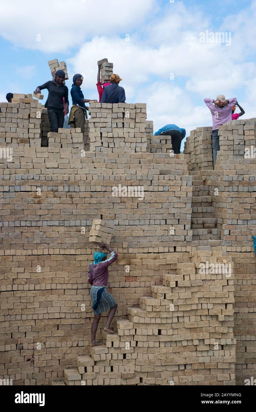 Des briques en argile sont empilées pour être brûlées près d'Antananarivo, la capitale de Madagascar. Banque D'Images