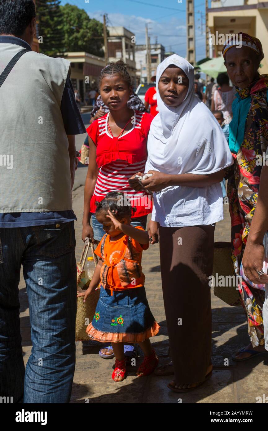 Scène de rue avec la femme musulmane à Antsiranana (Diego Suarez), Madagascar. Banque D'Images