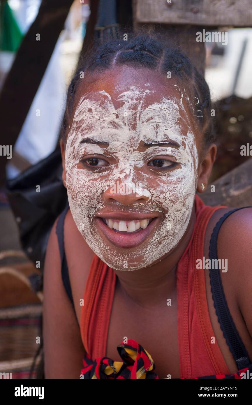 Portrait de femme avec pâte qui est utilisé comme masque facial pour embellir la peau sur le marché à Antsiranana (Diego Suarez), Madagascar. Banque D'Images