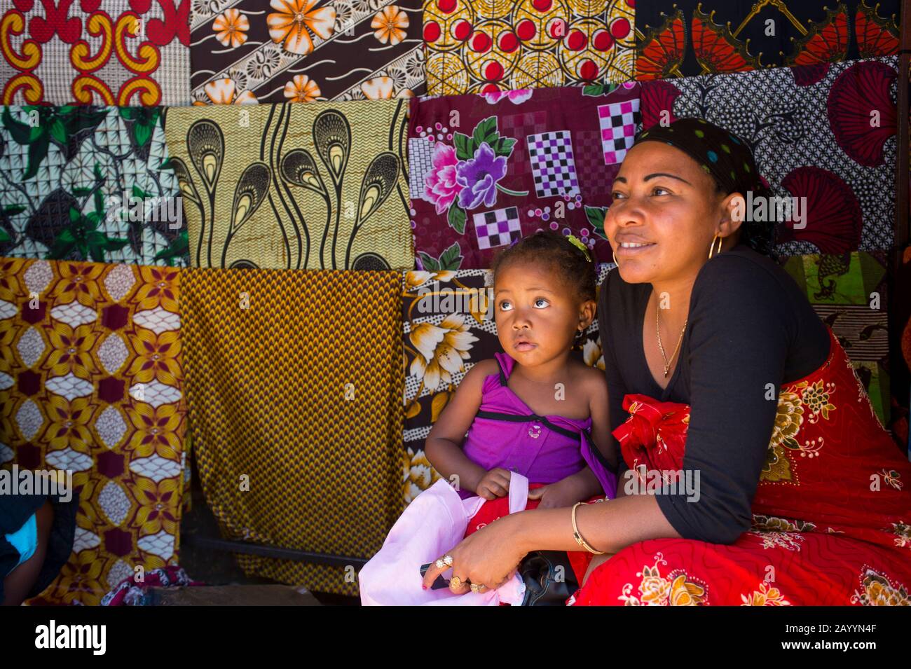 Scène de rue avec une femme vendant des tissus colorés à Antsiranana (Diego Suarez), Madagascar. Banque D'Images