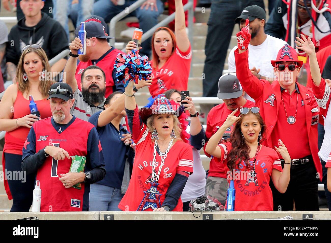 Houston, Texas, États-Unis. 16 février 2020. Les fans de Houston Roughnecks applaudissent les stands avant le match de la saison régulière XFL contre les Battlehawks de St. Louis au stade TDECU à Houston, Texas, le 16 février 2020. Crédit: Erik Williams/Zuma Wire/Alay Live News Banque D'Images