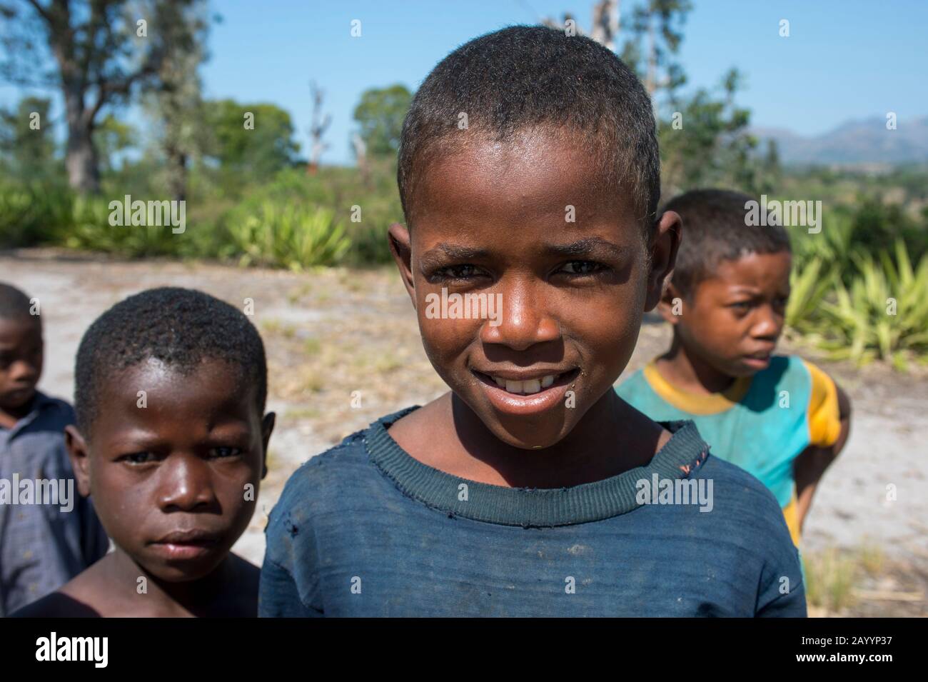Garçons locaux près de fort Dauphin (Taolagnaro), une ville de la côte sud de Madagascar. Banque D'Images