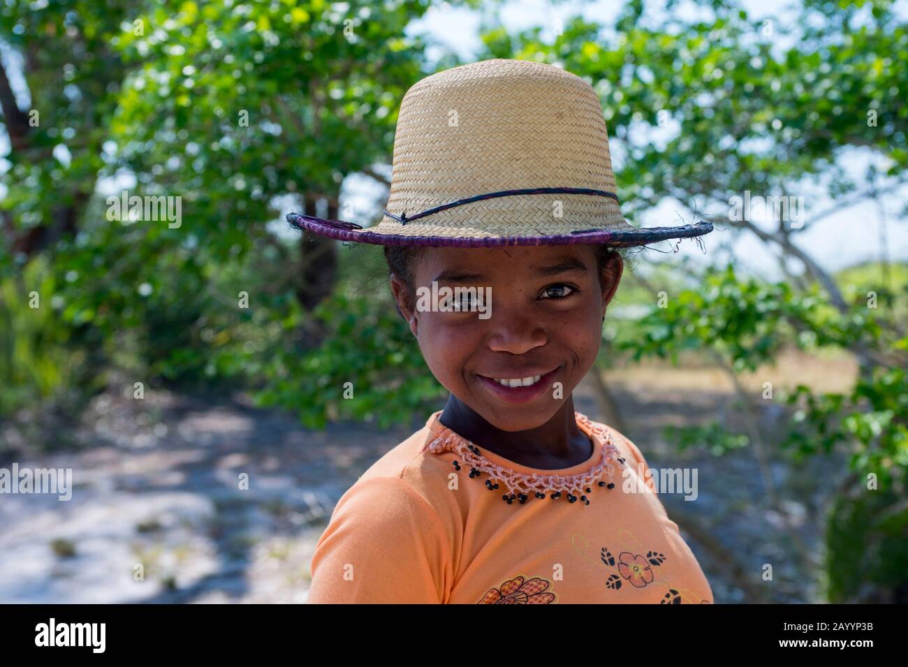 Portrait d'une fille locale avec chapeau de paille près de fort Dauphin (Taolagnaro), une ville sur la côte sud de Madagascar. Banque D'Images