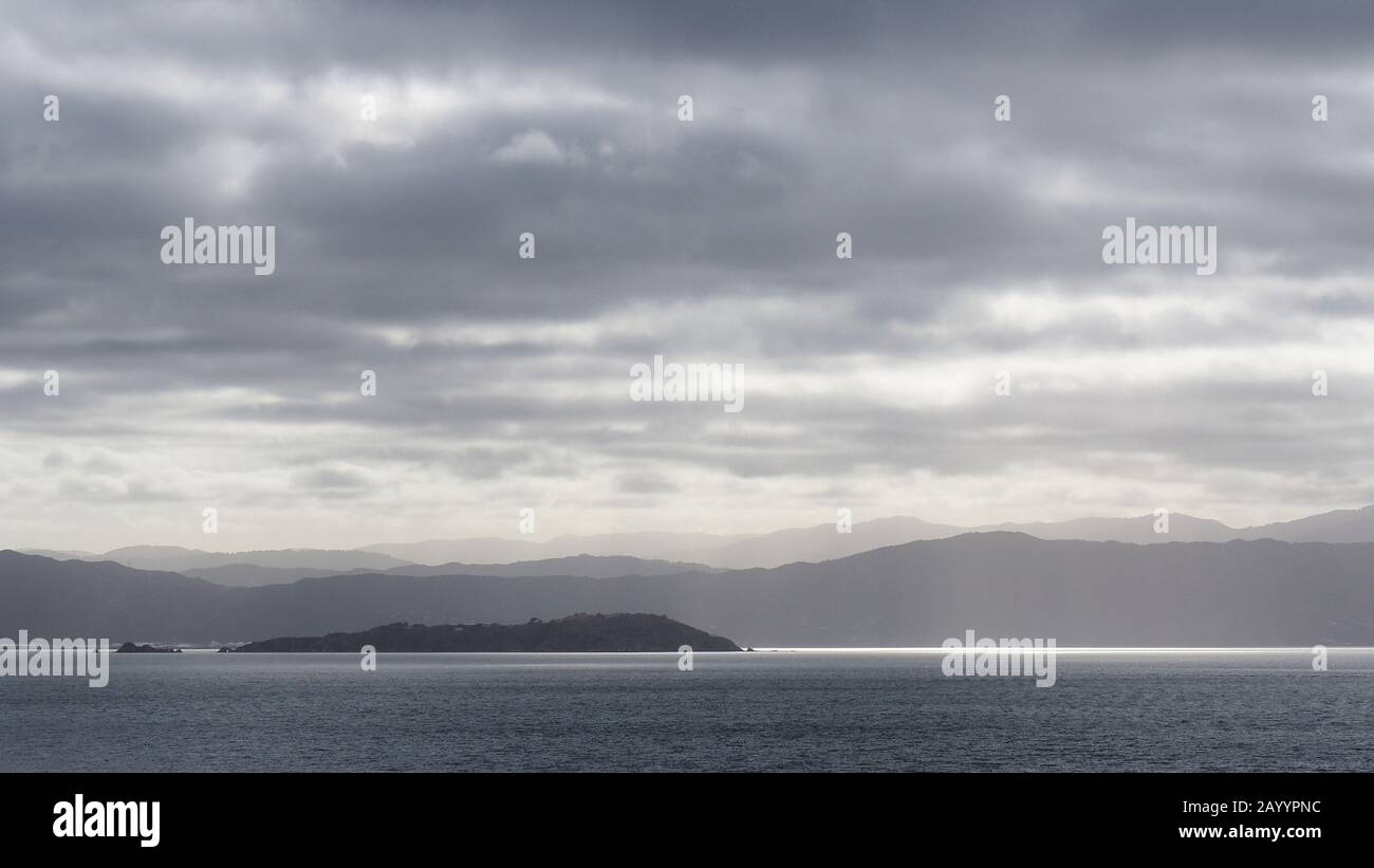 L'île Matiu Somes, dans le port de Wellington, en Nouvelle-Zélande, est prise du ferry Interislander Banque D'Images
