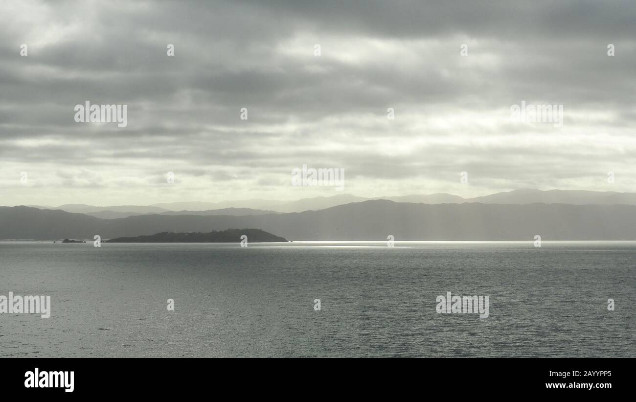 L'île Matiu Somes, dans le port de Wellington, en Nouvelle-Zélande, est prise du ferry Interislander Banque D'Images