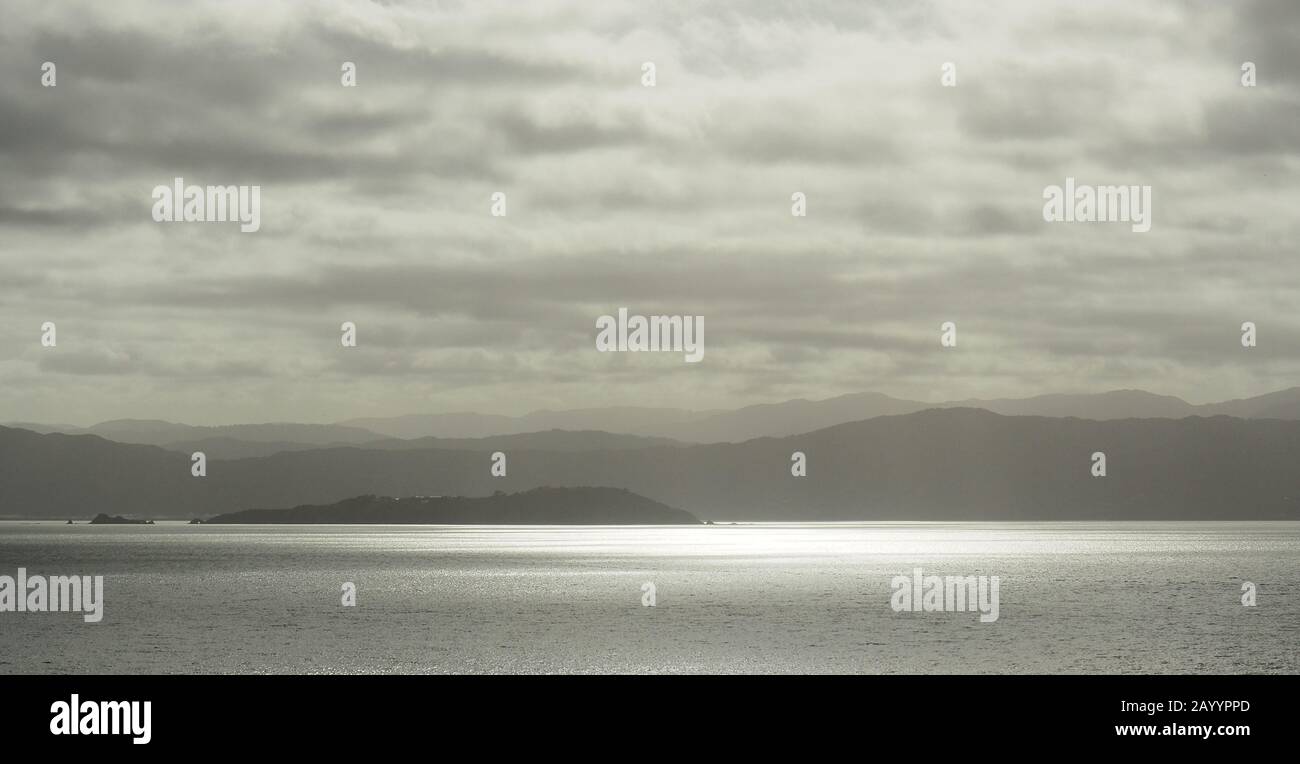 L'île Matiu Somes, dans le port de Wellington, en Nouvelle-Zélande, est prise du ferry Interislander Banque D'Images