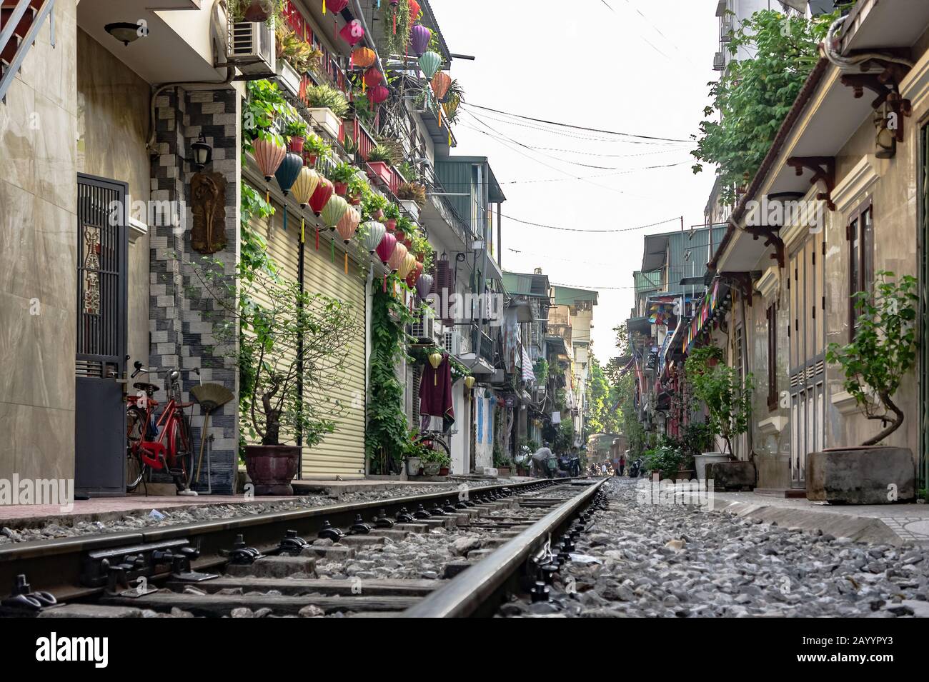 Hanoi, Vietnam. 12 Octobre 2019. Rue Du Train De Hanoi. La vie à côté des voies de train dans la vieille ville. Angle bas Banque D'Images