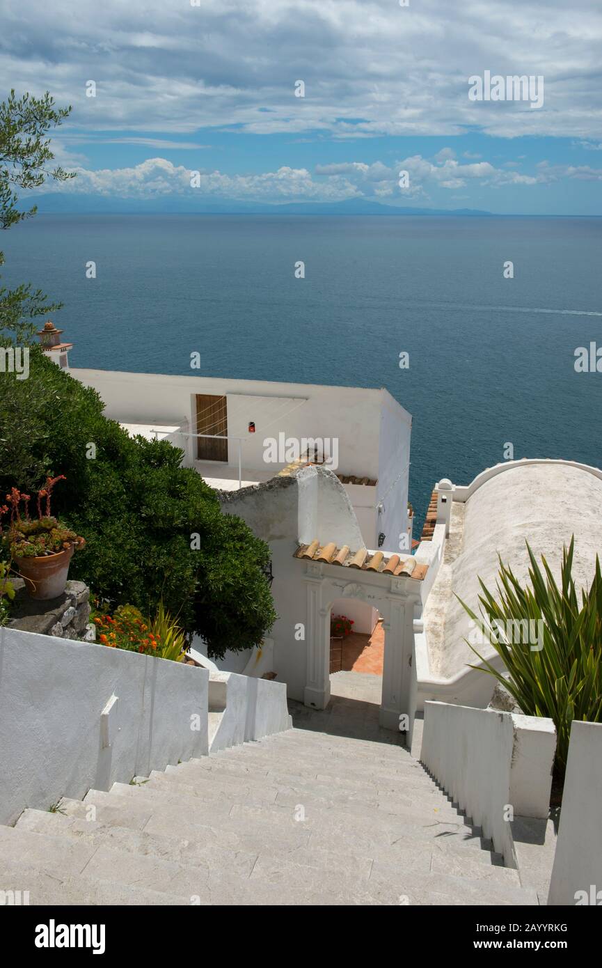 Une maison à Praiano, une commune de la province de Salerne dans la région Campanie en Italie du sud-ouest et est située sur la côte amalfitaine. Banque D'Images