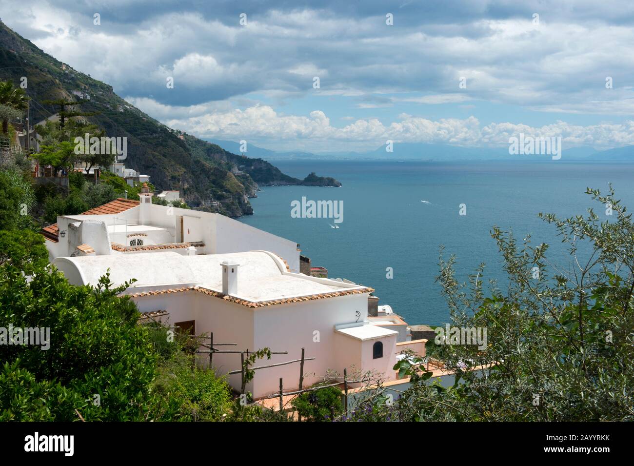 Une maison à Praiano, une commune de la province de Salerne dans la région Campanie en Italie du sud-ouest et est située sur la côte amalfitaine. Banque D'Images