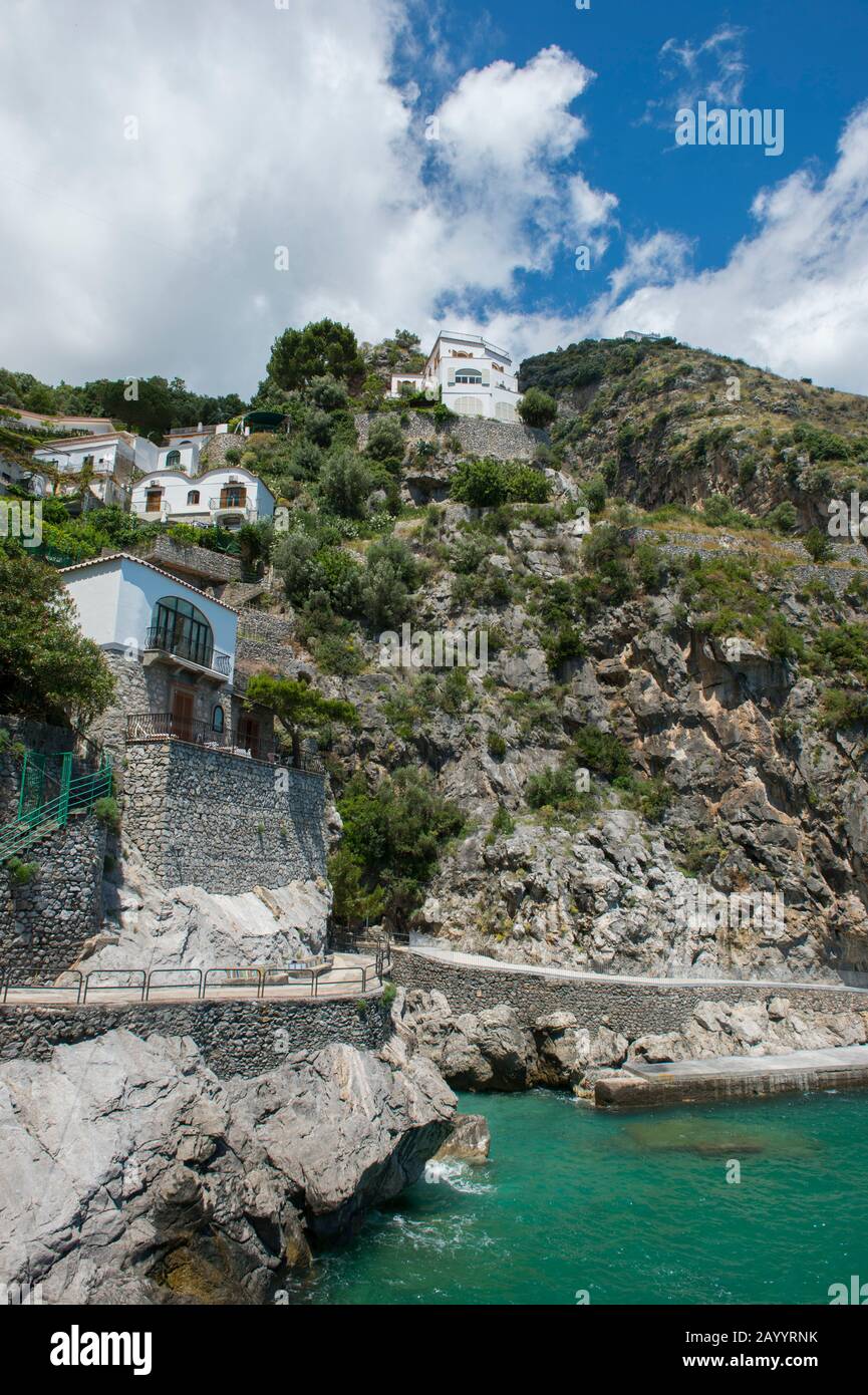 Promenade le long de la côte à Praiano, une communauté de la province de Salerne dans la région Campanie du sud-ouest de l'Italie et est situé sur l'Amalfi Banque D'Images