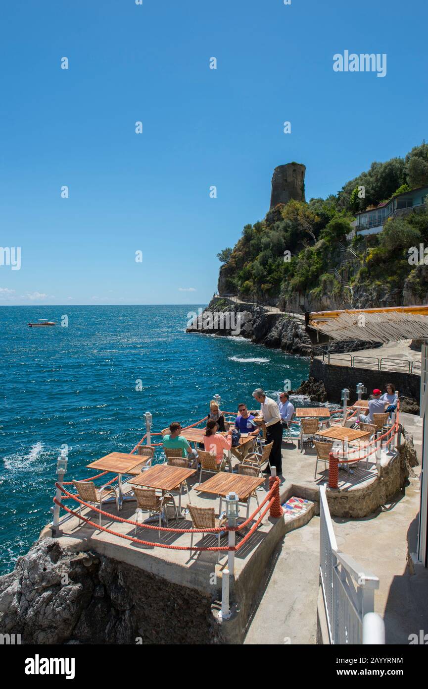 Restaurant le long de la promenade au bord de la côte à Praiano, une communauté de la province de Salerne dans la région Campanie du sud-ouest de l'Italie et est situ Banque D'Images