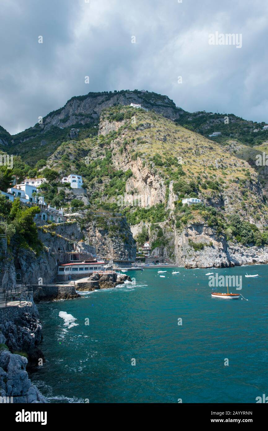 La ville de Praiano est une communauté de la province de Salerne dans la région Campanie du sud-ouest de l'Italie et est située sur la côte amalfitaine. Banque D'Images