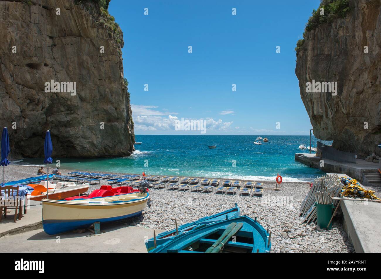 Bateaux de pêche dans une baie de Praiano, une communauté de la province de Salerne dans la région Campanie du sud-ouest de l'Italie et est situé sur les Coa amalfitaine Banque D'Images
