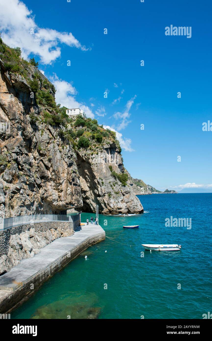 Promenade le long de la côte à Praiano, une communauté de la province de Salerne dans la région Campanie du sud-ouest de l'Italie et est situé sur l'Amalfi Banque D'Images