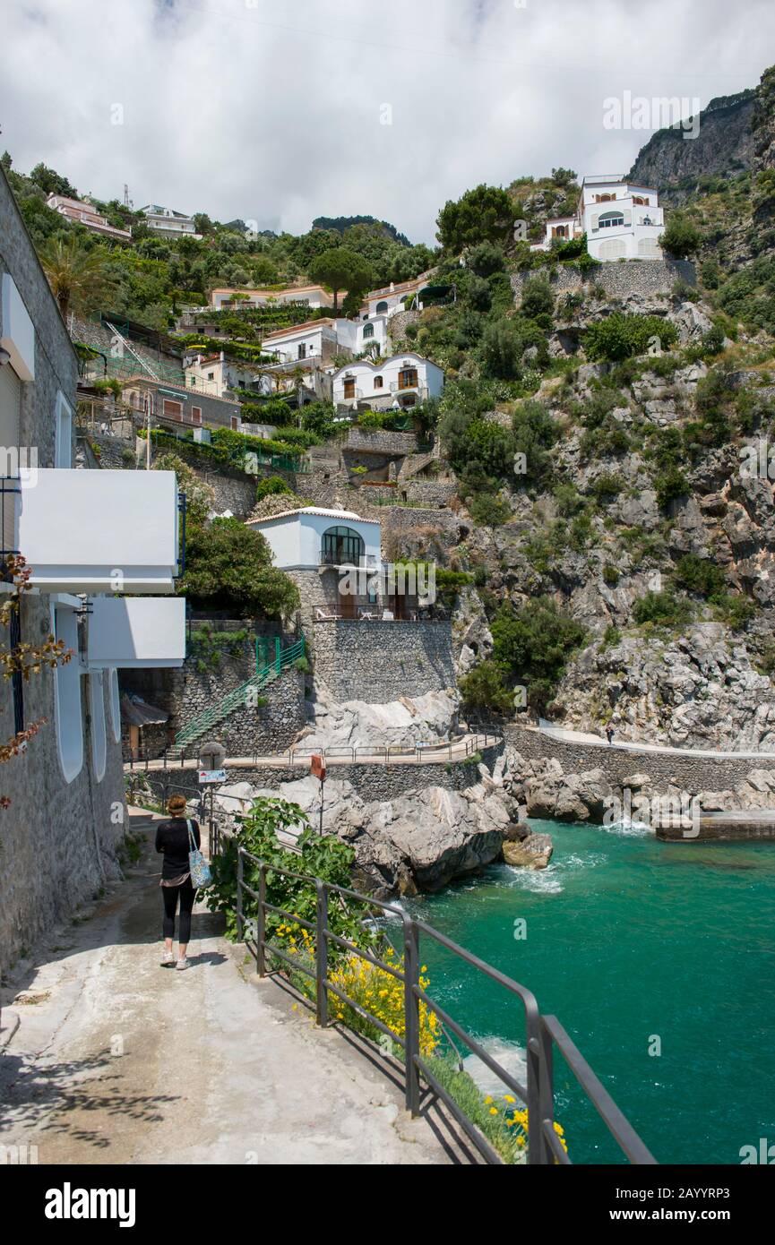 Promenade le long de la côte à Praiano, une communauté de la province de Salerne dans la région Campanie du sud-ouest de l'Italie et est situé sur l'Amalfi Banque D'Images