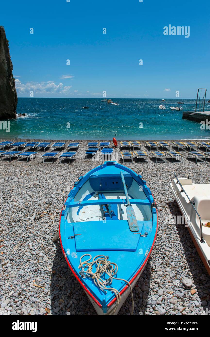 Bateaux de pêche dans une baie de Praiano, une communauté de la province de Salerne dans la région Campanie du sud-ouest de l'Italie et est situé sur les Coa amalfitaine Banque D'Images