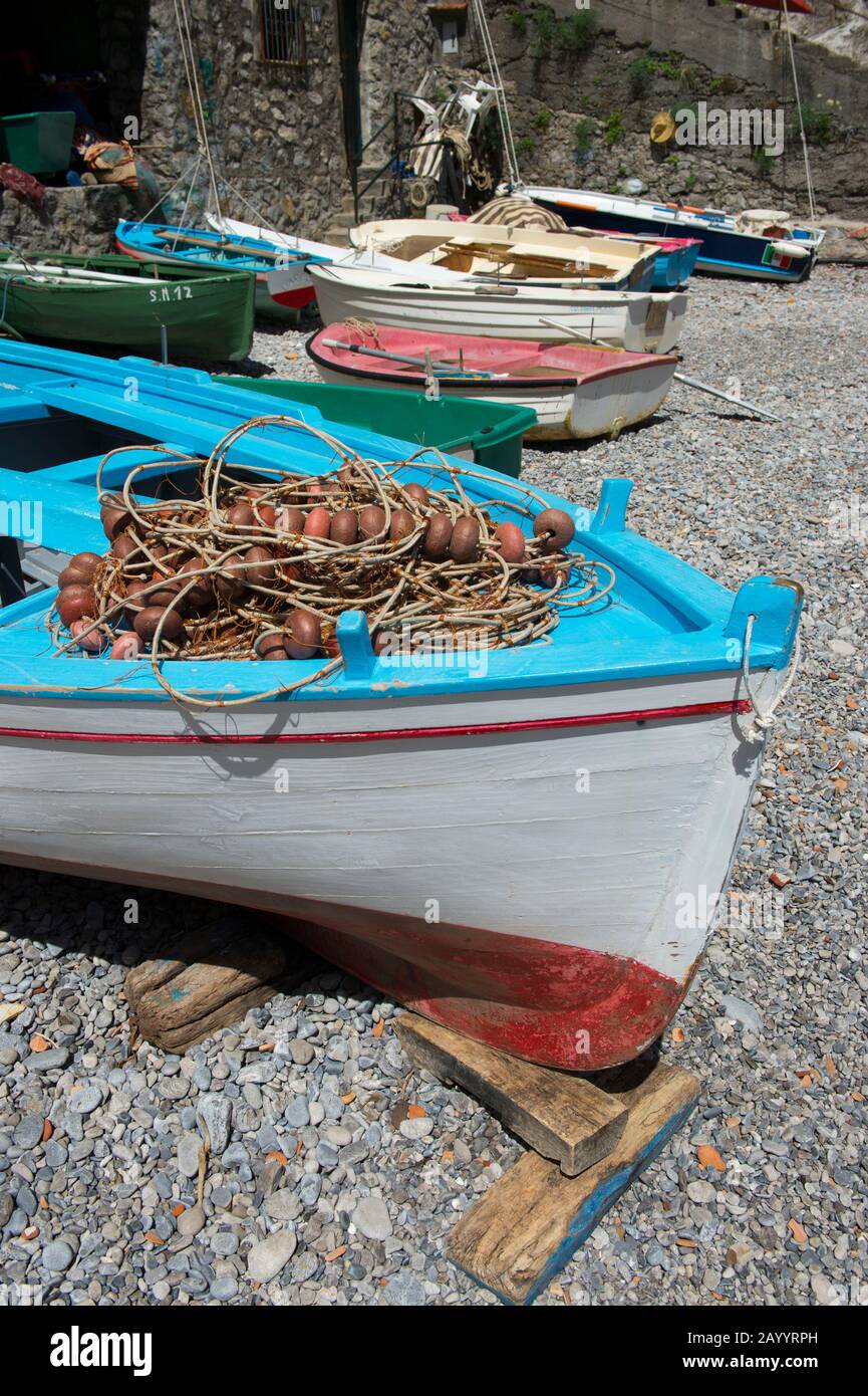 Bateaux de pêche dans une baie de Praiano, une communauté de la province de Salerne dans la région Campanie du sud-ouest de l'Italie et est situé sur les Coa amalfitaine Banque D'Images