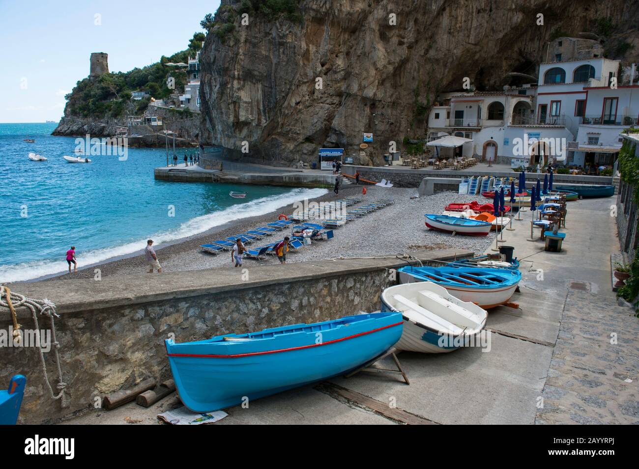 Bateaux de pêche dans une baie de Praiano, une communauté de la province de Salerne dans la région Campanie du sud-ouest de l'Italie et est situé sur les Coa amalfitaine Banque D'Images