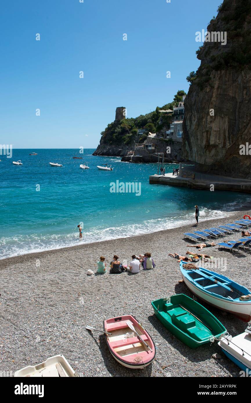 Bateaux de pêche dans une baie de Praiano, une communauté de la province de Salerne dans la région Campanie du sud-ouest de l'Italie et est situé sur les Coa amalfitaine Banque D'Images