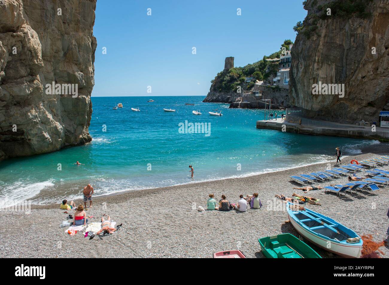 Bateaux de pêche dans une baie de Praiano, une communauté de la province de Salerne dans la région Campanie du sud-ouest de l'Italie et est situé sur les Coa amalfitaine Banque D'Images