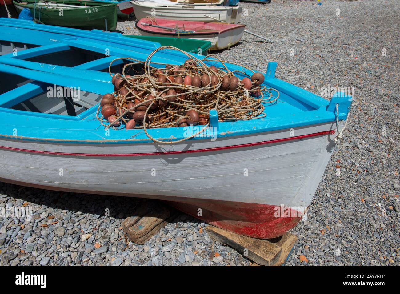 Bateau de pêche dans une baie de Praiano, une communauté de la province de Salerne dans la région Campanie au sud-ouest de l'Italie et est situé sur la côte amalfitaine Banque D'Images
