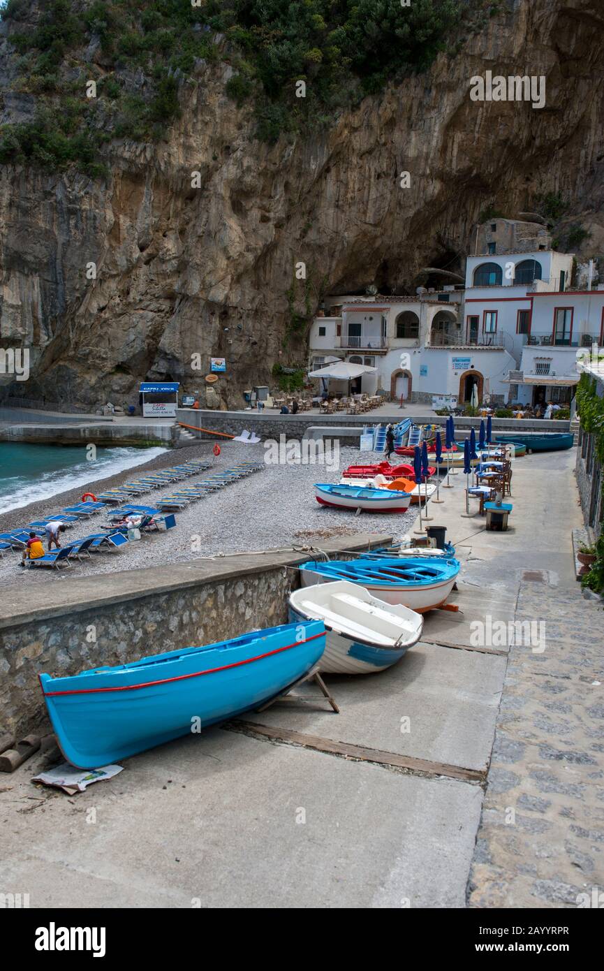 Bateaux de pêche dans une baie de Praiano, une communauté de la province de Salerne dans la région Campanie du sud-ouest de l'Italie et est situé sur les Coa amalfitaine Banque D'Images