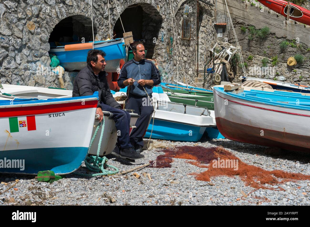 Pêcheurs de bateaux de pêche dans une baie de Praiano, une communauté de la province de Salerne dans la région Campanie du sud-ouest de l'Italie et est situé sur le th Banque D'Images