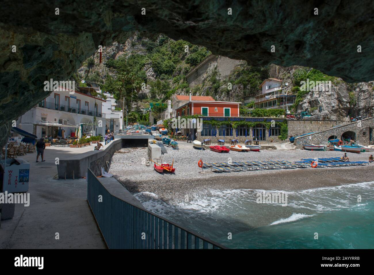 Vue sur la baie de Praiano, une communauté de la province de Salerne dans la région Campanie du sud-ouest de l'Italie et est située sur la côte amalfitaine. Banque D'Images