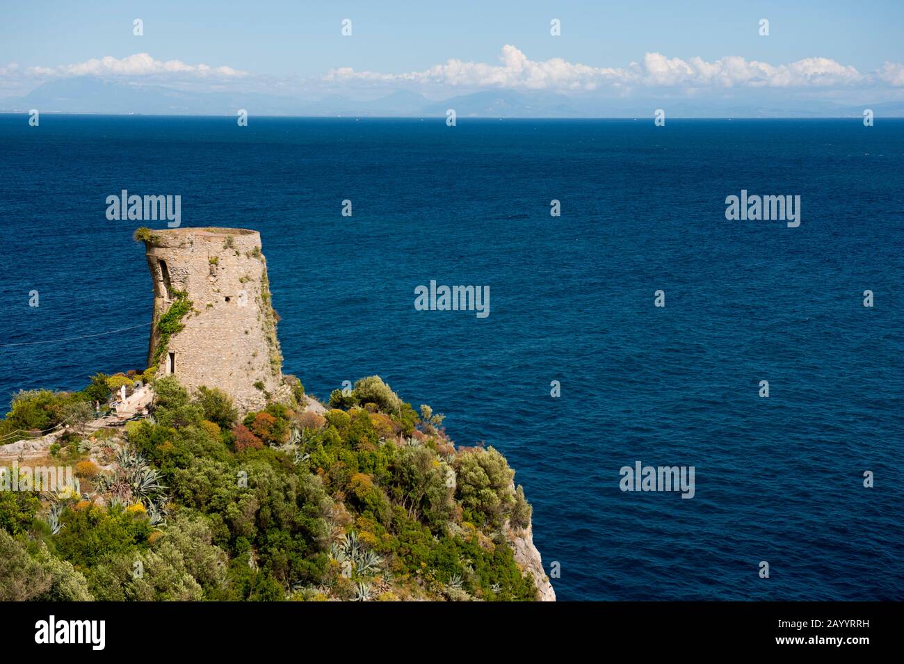 Vue sur l'ancienne tour de montre de Praiano, une communauté de la province de Salerne dans la région Campanie du sud-ouest de l'Italie et est située sur l'Amalfi Banque D'Images