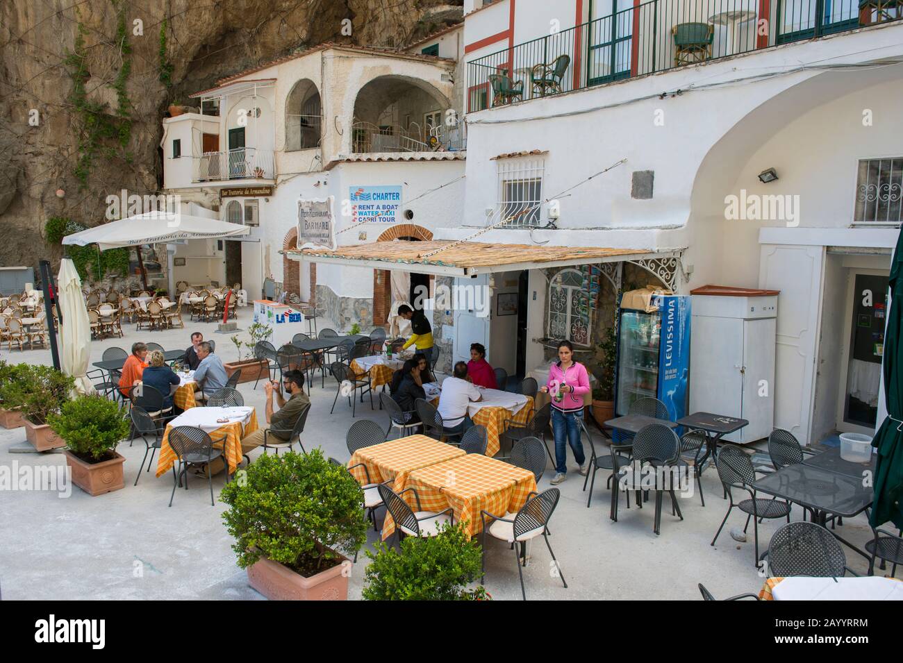 Restaurants dans une baie de Praiano, une communauté de la province de Salerne dans la région Campanie du sud-ouest de l'Italie et est situé sur la côte amalfitaine. Banque D'Images