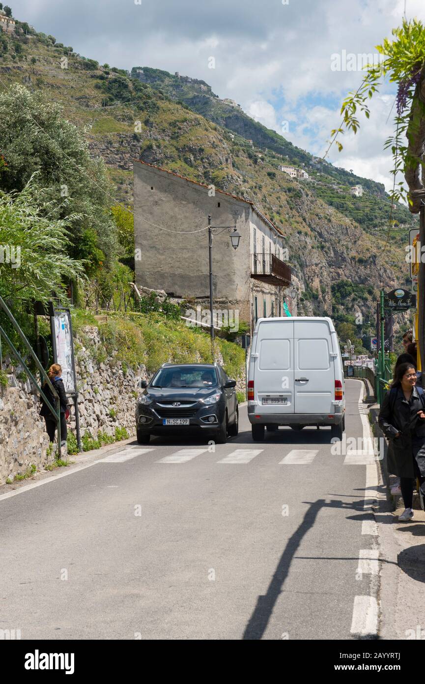 La route côtière le long de la côte amalfitaine est très étroite comme on le voit ici à Praiano, une communauté de la province de Salerne dans la région Campanie du sud Banque D'Images