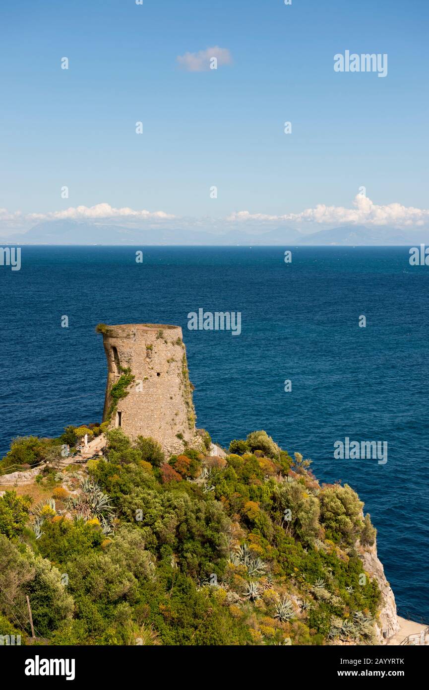 Vue sur l'ancienne tour de montre de Praiano, une communauté de la province de Salerne dans la région Campanie du sud-ouest de l'Italie et est située sur l'Amalfi Banque D'Images