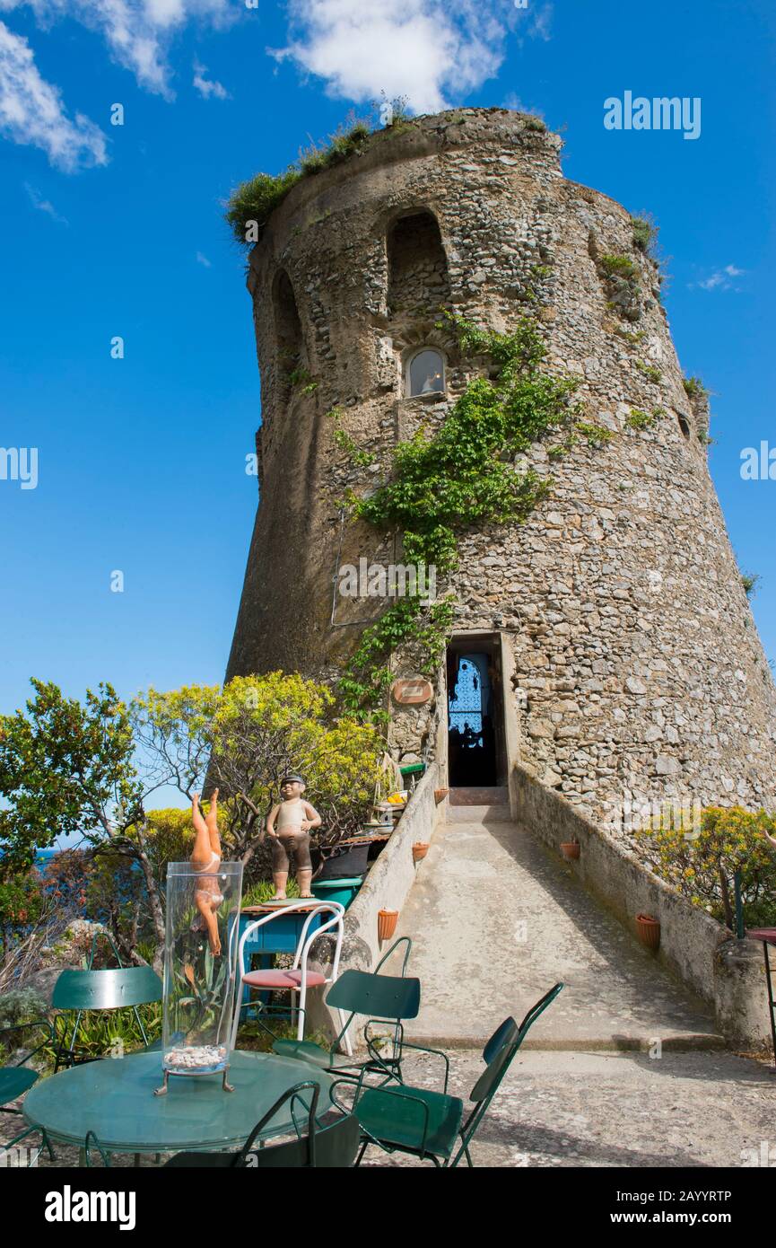 Le studio d'artiste de Paolo Sandulli est situé dans l'ancienne tour de montre de Praiano, une communauté de la province de Salerne dans la région Campanie du sou Banque D'Images