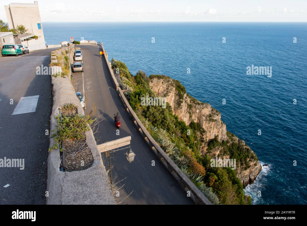 La route côtière le long de la côte amalfitaine est très étroite comme on le voit ici à Praiano, une communauté de la province de Salerne dans la région Campanie du sud Banque D'Images