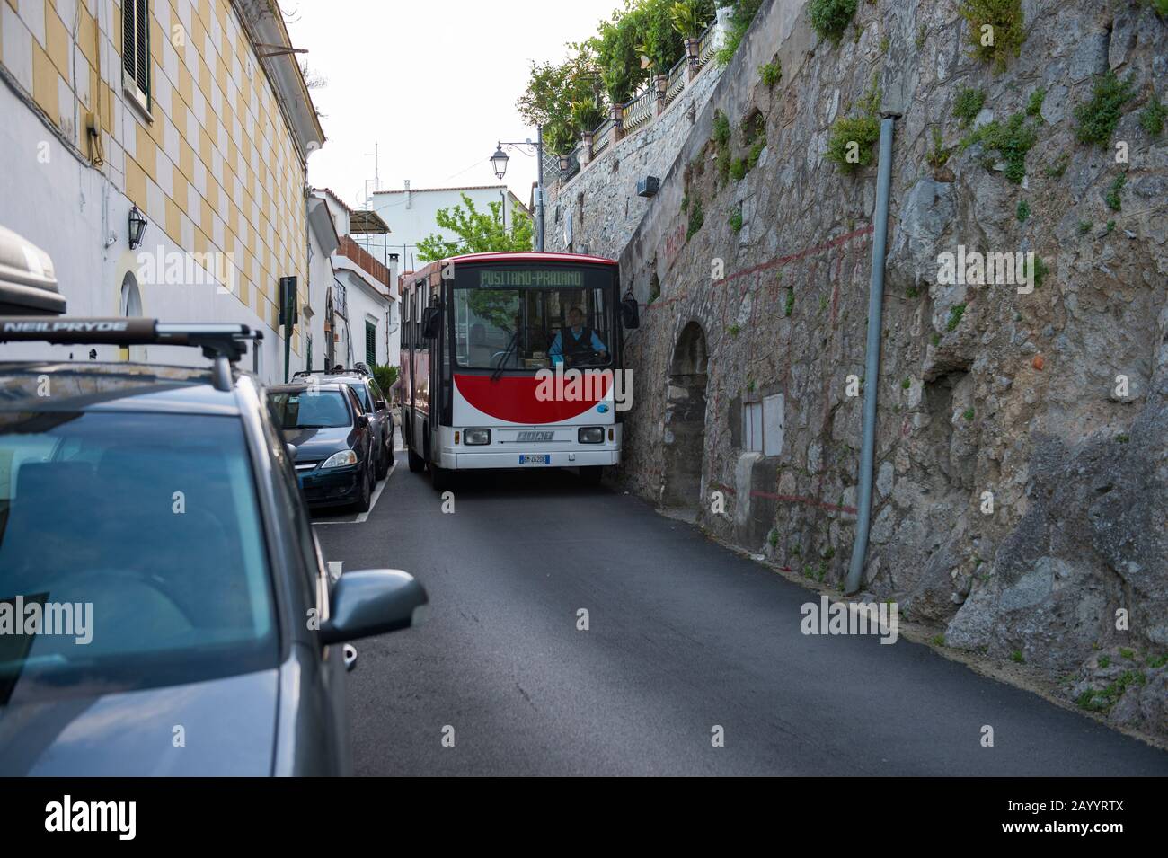 Un bus sur la route côtière le long de la côte amalfitaine qui est très étroit comme vu ici à Praiano, une communauté de la province de Salerne en Campanie Banque D'Images