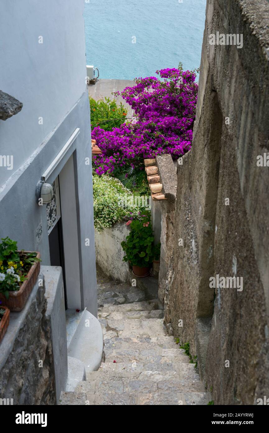 Ruelle étroite à Praiano, une communauté de la province de Salerne dans la région Campanie du sud-ouest de l'Italie qui est située sur la côte amalfitaine. Banque D'Images