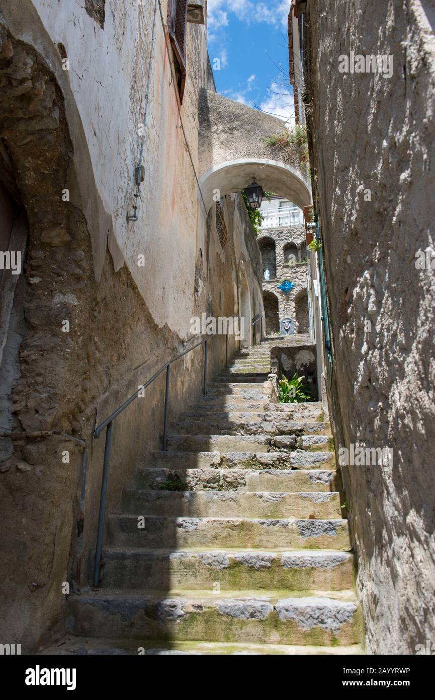 Ruelle étroite à Praiano, une communauté de la province de Salerne dans la région Campanie du sud-ouest de l'Italie qui est située sur la côte amalfitaine. Banque D'Images