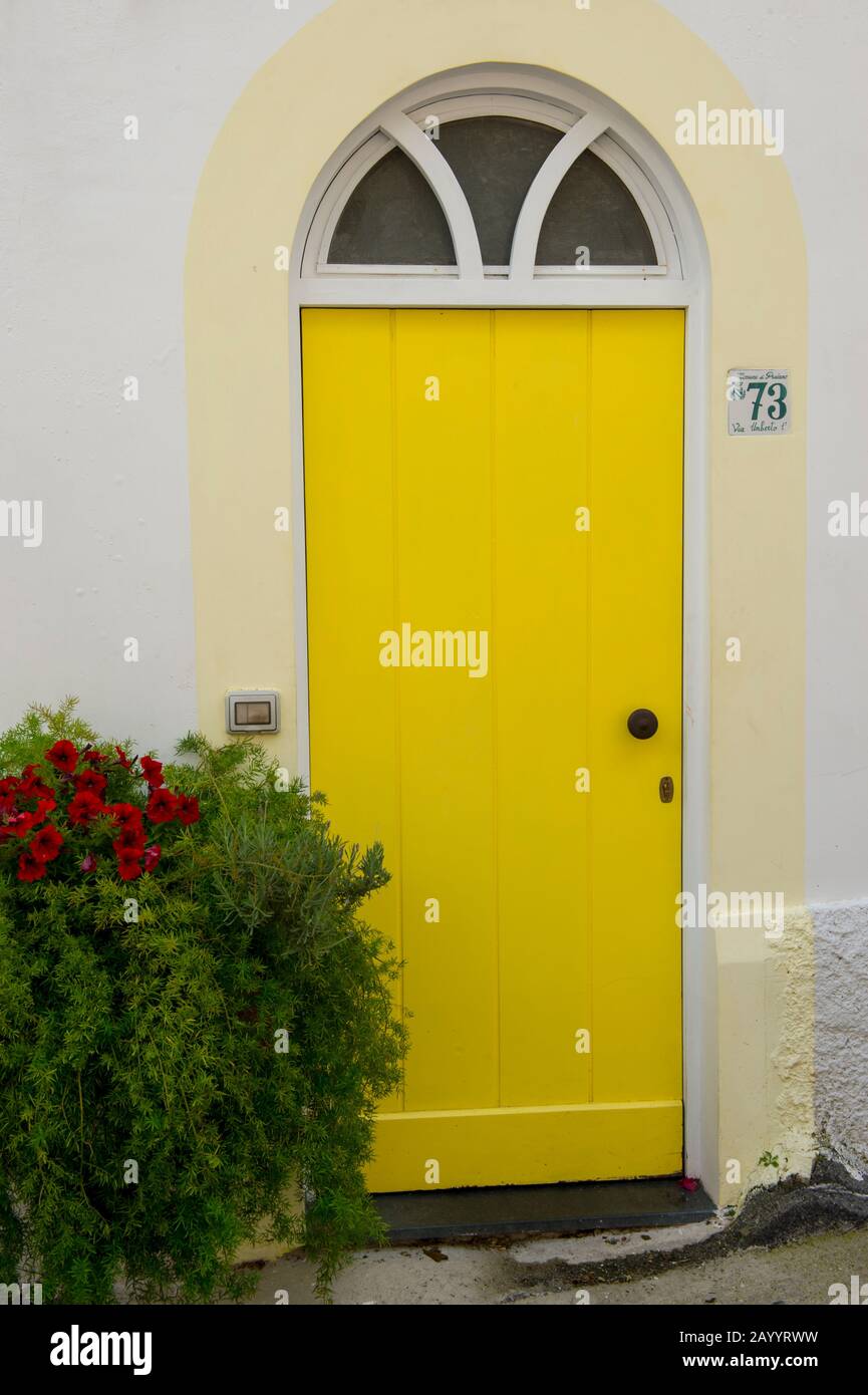 Porte de la maison locale à Praiano qui est une ville construite sur une colline abrupte dans la province de Salerne dans la région Campanie du sud-ouest de l'Italie, situé Banque D'Images