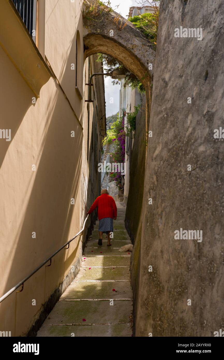 Ruelle étroite avec une femme locale à Praiano, une communauté de la province de Salerne dans la région Campanie du sud-ouest de l'Italie qui est située sur l'Ama Banque D'Images
