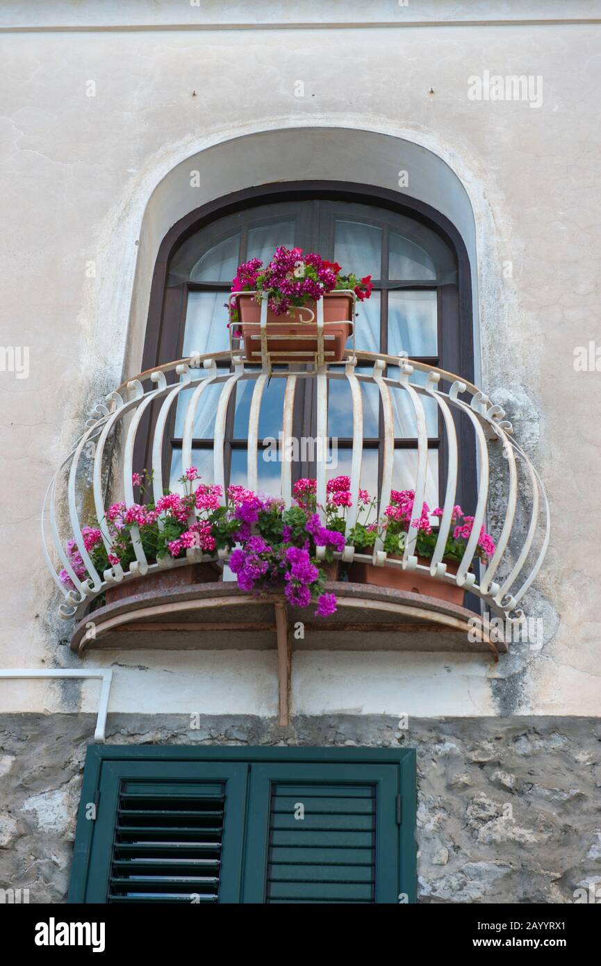 Maison locale avec fleurs de géraniums à Praiano qui est une ville construite sur une colline abrupte dans la province de Salerne dans la région Campanie du sud-ouest Banque D'Images