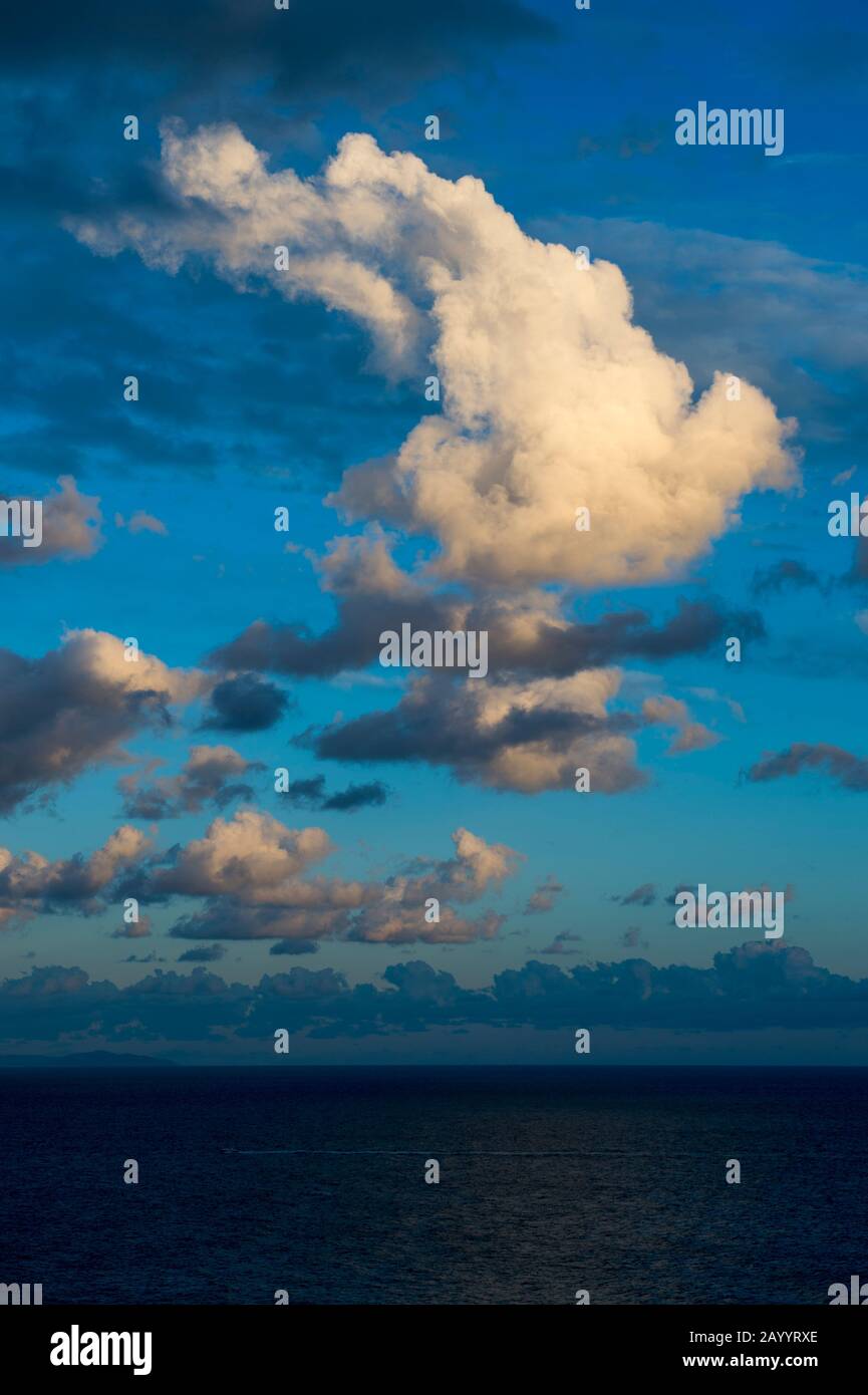 Vue sur la mer Méditerranée avec des nuages de Praiano une ville construite sur une colline abrupte dans la province de Salerne dans la région Campanie du sud-ouest Banque D'Images