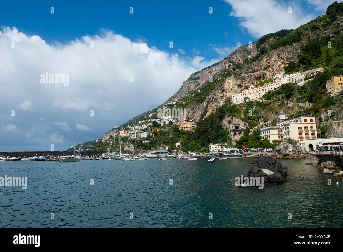 La ville d'Amalfi est construite sur une colline escarpée dans la province de Salerne, dans la région de Campanie, au sud-ouest de l'Italie, située sur la côte amalfitaine. Banque D'Images